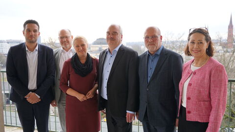 Auftaktgespräch Diana Stolz mit Liga der Freien Wohlfahrtspflege in Hessen e.V. Geschäftsführer des Liga-Arbeitskreises Gesundheit, Pflege und Senioren, Tim Helfert, Liga- Vorstandsmitglied Nils Möller, Gesundheitsministerin Diana Stolz, stellvertretender Liga- Vorstandsvorsitzender Dr. Markus Juch, Liga-Vorstandsvorsitzender Michael Schmidt, Liga-Geschäftsführerin Petra Goertz stehen zusammen