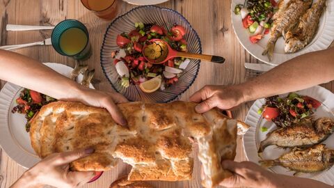 Fastenbrechen, gedeckter Tisch nach Ramadan