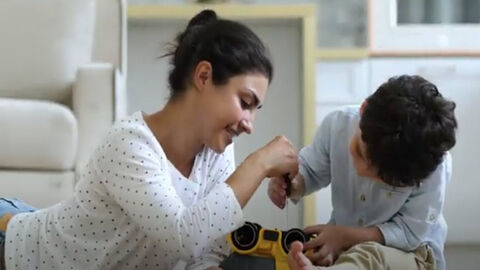 Mutter spielt mit Kind