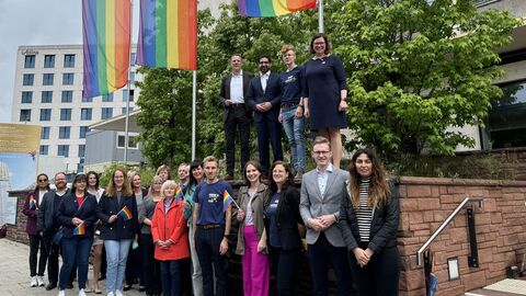 Gruppenbild vor dem Sozialministerium anlässlich gehisster Fahnen CSD