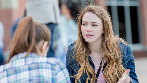 Junge Frauen in reger Diskussion