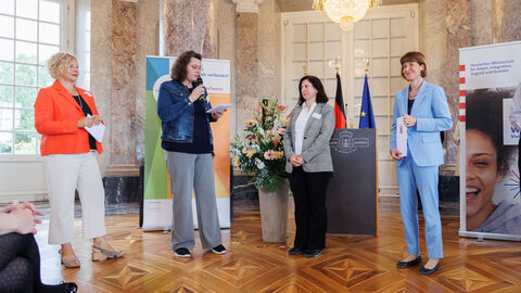 Ministerin Hofmann verleiht Integrationslotsinnen eine Urkunde