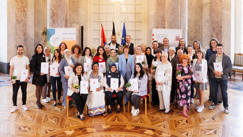 Gruppenfoto von Ministerin Hofmann sowie allen ehrenamtlich aktiven Integrationslotsinnen und -lotsen
