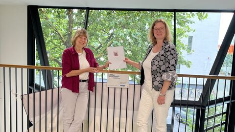 Integrationsstaatssekretärin Hechler übergibt Förderbescheid an Mitarbeiterin von FATRA