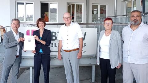 Marian Künzel, Regionalleiter BWHW, Sozialministerin Heike Hofmann, Michael Ruoff, Bürgermeister der Stadt Hadamar, Adelheid Deußer vom BWHW-Projekt BASEplus und Chiousein Katirtzoglou (v.l.n.r.)
