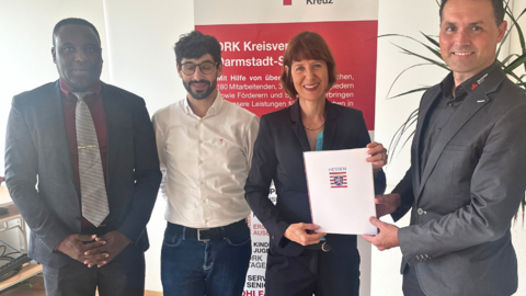 Ministerin Heike Hofmann bei der Bescheidübergabe an den DRK-Kreisverand Darmstadt-Stadt.