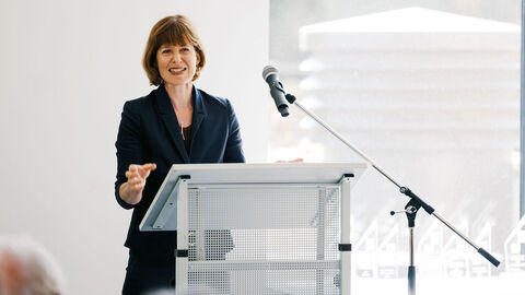 Staatsministerin Heike Hofmann Staatsministerin Heike Hofmann an Rednerpult