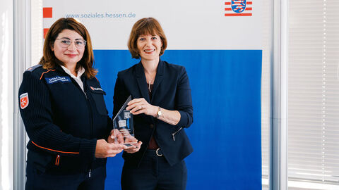 Staatsministerin Heike Hofmann übergibt Preis an Basna Shokr