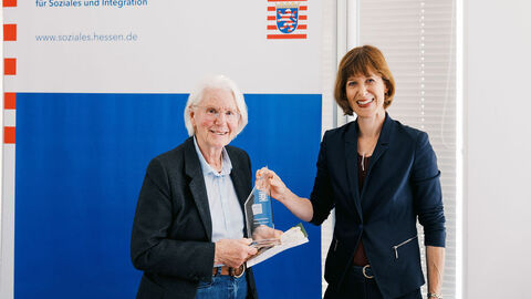 Dr. Ute Lipp Staatsministerin Heike Hofmann überreicht Preis an Dr. Ute Lipp