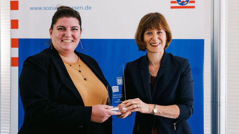 Katharina Becker Staatsministerin Heike Hofmann überreicht Preis an Katharina Becker