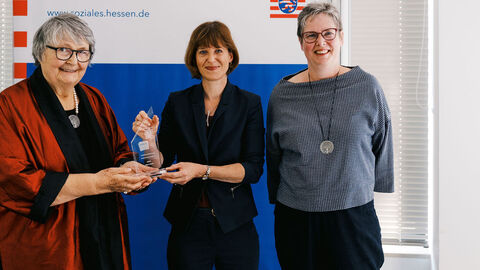 Sigrid Kirdorf (links), Beate Kirdorf (Tochter, rechts) Staatsministerin Heike Hofmann überreicht Preis an Sigrid Kirdorf. Daneben steht ihre Tochter Beate Kirdorf