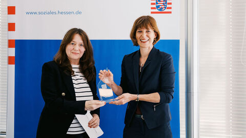 Christiane Kompch-Maneshkarimi für Team Café Rabanus, Mehrgenerationenhaus Oestrich-Winkel Staatsministerin Heike Hofmann überreicht Preis an Christiane Kompch-Maneshkarimi