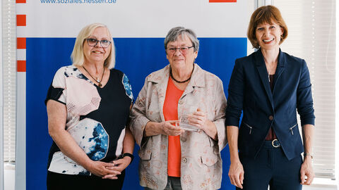 (von links) Jutta Thalheimer und Ingrid Durrani für Kleiderhaus „Von & Für Büttelborn“ Staatsministerin Heike Hofmann überreicht Preis an Jutta Thalheimer und Ingrid Durrani