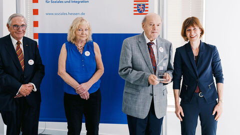 Staatsministerin Heike Hofmann überreicht Preis an Martin Meißner, Christiane Falkenau und Pfarrer Günter Krämer