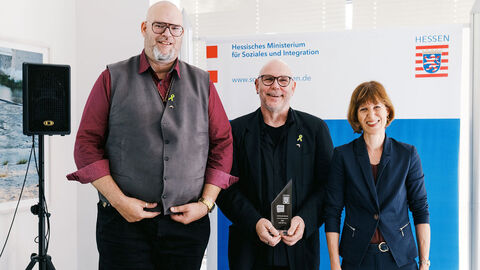 (von links) Matthias Bork und Jörg Engelhardt für Luis hilft e. V. Staatsministerin Heike Hofmann überreicht Preis an Matthias Bork und Jörg Engelhardt