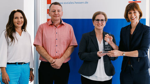 Staatsministerin Heike Hofmann übergibt Preis an Angela Molitor, Sören Elvert und Jessica Elvert-Schumacher 