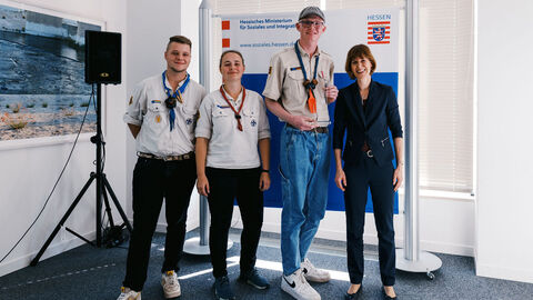 Staatsministerin Heike Hofmann überreicht Preis an Phillip Keydel, Caroline Herrmann und Alexander Hilmes