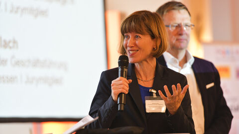 Sozialministerin hält Mikrofon