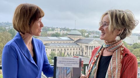 Frau Dr. Bettina Bretlände übergibt den Bericht an Heike Hofmann