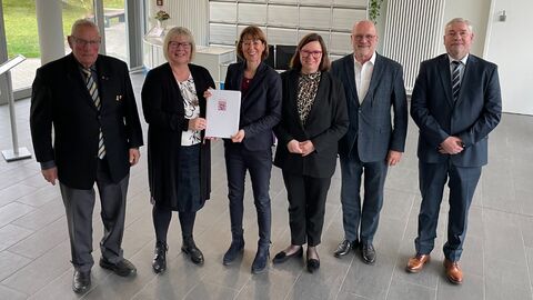 Erste Kreisbeigeordnete Silke Engler, Sozialministerin Heike Hofmann, Sozialstaatssekretärin Manuela Strube stehen gemeinsam mit weiteren Personen zum Gruppenfoto aufgestellt.