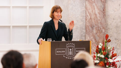 Integrationspreis 2024 Sozialministerin Hofmann steht auf Bühne und hält eine Rede