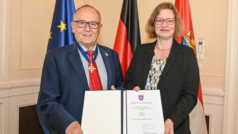 Franz Siegel und Staatssekretärin Katrin Hechler  Franz Siegel und Staatssekretärin Katrin Hechler stehen nebeneinander und halten die Auszeichnung in der Hand.