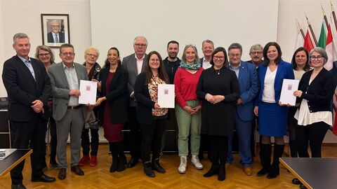 Staatssekretärin Manuela Strube übergibt Förderbescheid