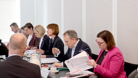 Zusammenkunft anlässlich des Zukunftskonvents Fach- und Arbeitskräfte für Hessen Zusammenkunft anlässlich des Zukunftskonvents Fach- und Arbeitskräfte für Hessen
