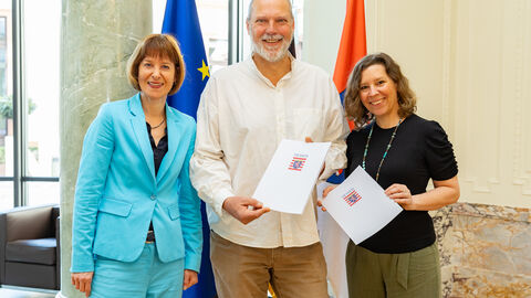 Sozialministerin Heike Hofmann mit Grischa und Nadine Kerstan
