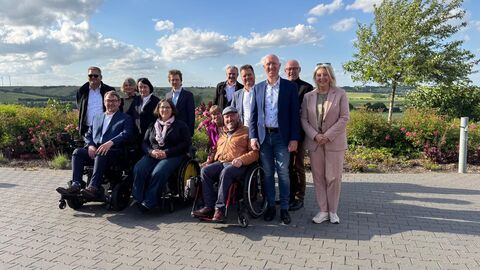 Die Teilnehmenden der 69. KBB stehen und sitzen in 2 Reihen aufgestellt für das Gruppenfoto