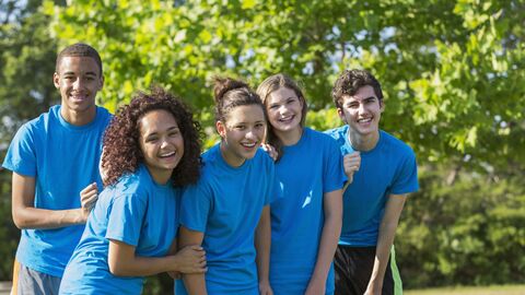 Multiethnische Gruppe von Teenagern (14 bis 17 Jahre).  Das Mädchen (2. von links) ist körperlich behindert, eine Amputierte.