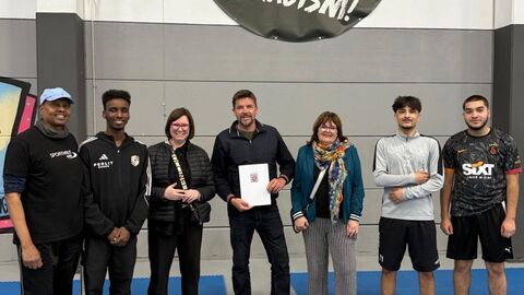 Menschen in einer Sporthalle