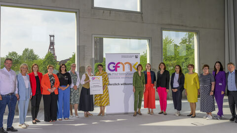 Gleichstellungs- und Frauenministerinnen, -minister, -senatorinnen und -senatoren der Länder vor GFMK-Plakat 