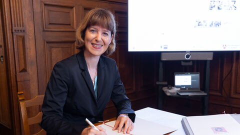 Ministerin Heike Hofmann unterzeichnet einen Bescheid