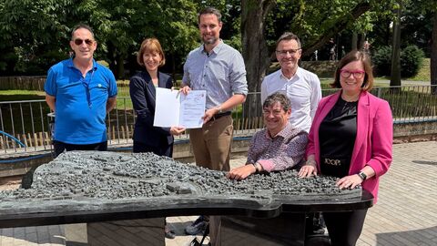 Sozialministerin Heike Hofmann 2.v.l. übergibt den Förderbescheid an den Ersten Stadtrat Bastian Zander