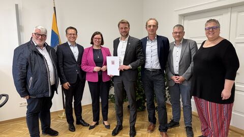 Staatssekretärin Manuela Strube mit Vertreterinnen und Vertreter der Stadt Weilburg