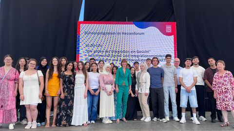 Ministerin Heike Hofmann (Mitte) mit den START-Stipendiatinnen und -Stipendiaten