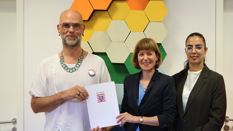 Bescheidübergabe an Martí Klatt, Landesvorstand AIDS-Hilfe Hessen e. V.