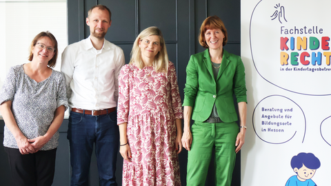 Geschäftsführung des Kinderschutzbundes Gießen, Marcus Engel und Leitung der Fachstelle Kinderrechte Simone Wingen und Silvia Deichmann-Seidel neben Sozialministerin Heike Hofmann 