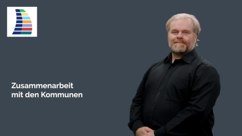 Zusammenarbeit mit den Kommunen DGS-Dolmetscher rechts vor monochromem Hintergrund. Links das Logo des Beauftragten mit der Aufschrift Zusammenarbeit mit den Kommunen.
