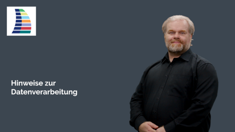 DGS-Dolmetschender steht rechts im Bild vor monochromen Hintergrund. Link ist ein Logo und die Aufschrift Hinweise zur Datenverarbeitung zu sehen.