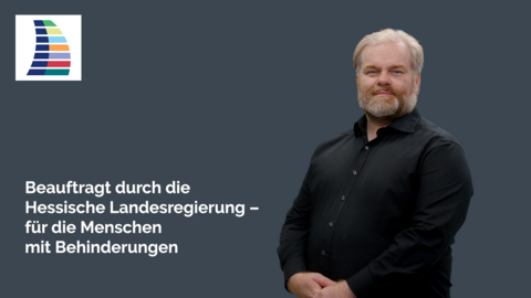 Ein DGS-Dolmetscher rechts vor monochromem Hintergrund. Links sind das Logo und die Aufschrift Beauftragt durch die Hessische Landesregierung – für die Menschen mit Behinderungen zu lesen.