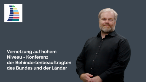 Ein DGS-Dolmetscher rechts vor monochromem Hintergrund. Links sind das Logo des Beauftragten sowie die Aufschrift Vernetzung auf hohem Niveau – Konferenz der Behindertenbeauftragten des Bundes und der Länder zu sehen.