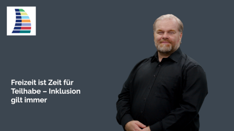 Ein DGS-Dolmetscher steht rechts vor monochromem Hintergrund. Links sind das Logo des Beauftragten und die Aufschrift Freizeit ist Zeit für Teilhabe – Inklusion gilt immer zu sehen.