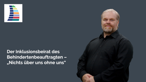 „Nichts über uns ohne uns“ Ein DGS-Dolmetscher steht rechts vor monochromem Hintergrund. Links sind das Logo des Beauftragten und der Schriftzug „Nichts über uns ohne uns“ zu lesen.