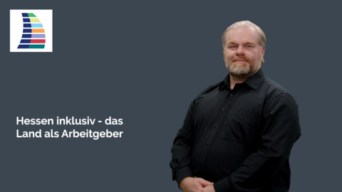 Hessen inklusiv - das Land als Arbeitgeber Ein DGS-Dolmetscher steht rechts vor monochromem Hintergrund. Link ist das Logo des Beauftragten sowie der Schriftzug Hessen inklusiv - das Land als Arbeitgeber abgebildet.