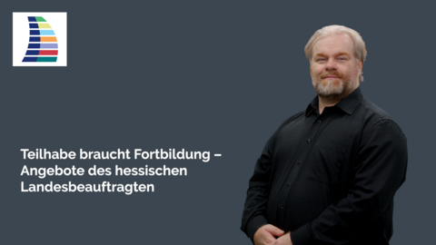 Teilhabe braucht Fortbildung – Angebote des hessischen Landesbeauftragten Ein DGS-Dolmetscher rechts vor monochromem Hintergrund. Links sind das Logo des Beauftragten sowie der Schriftzug Teilhabe braucht Fortbildung – Angebote des hessischen Landesbeauftragten abgebildet.