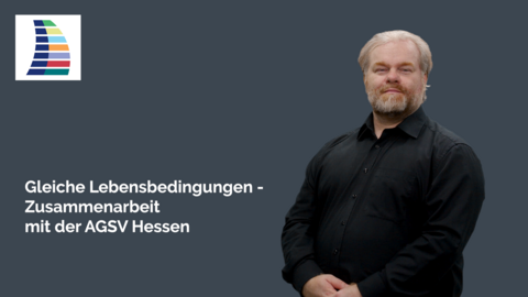 Ein DGS-Dolmetscher steht rechts vor monochromem Hintergrund. Links sind das Logo des Beauftragten und der Schriftzug Gleiche Lebensbedingungen – Zusammenarbeit mit der AGSV Hessen zu lesen.