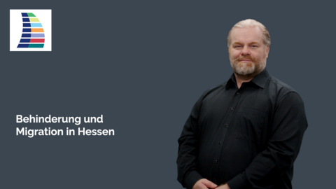 Behinderung und Migration in Hessen Ein DGS-Dolmetscher steht rechts vor monochromem Hintergrund. Links sind das Logo des Beauftragten und die Aufschrift Behinderung und Migration in Hessen zu sehen.