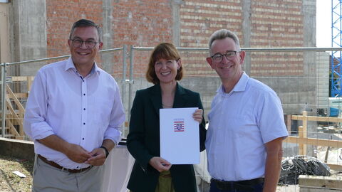 Ministerin_Hofmann übergibt Förderbescheid 